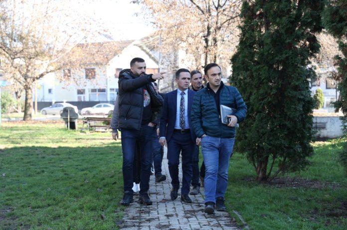 Bilall Kasami inspekton nga afër punimet në asfalltimin e bllokut urban Tetovarja në Tetovë