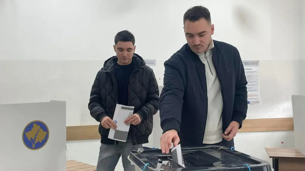 E shoqëruar nga djemtë e saj, voton bashkëshortja e Kadri Veselit