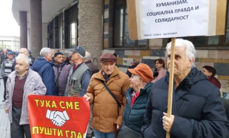 Pensionistët protestuan para Gjykatës Kushtetuese, kërkojnë të mos shfuqizohet rritja lineare e pensioneve