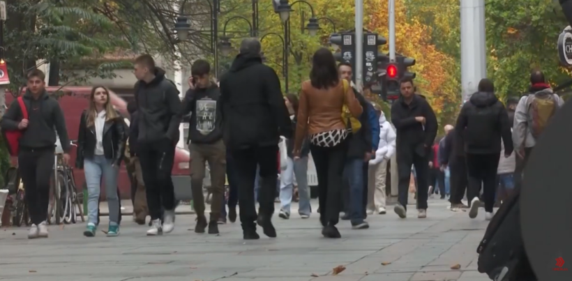 (VIDEO) Hulumtimi i “Barometrit Ballkanik”, 68% e të rinjve planifikojnë të largohen nga vendi