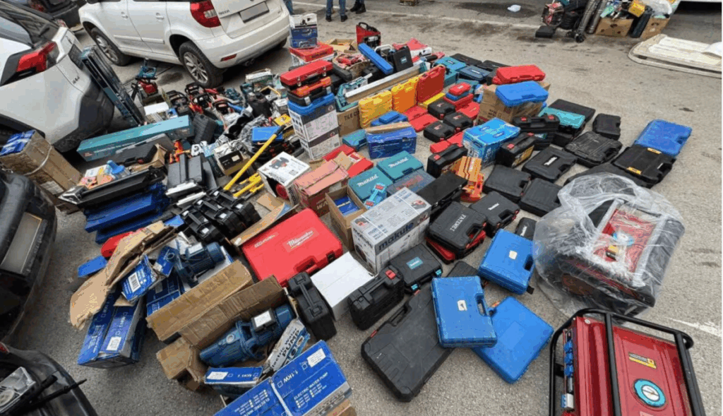 Konfiskohen qindra vegla pune, u kapën në një veturë me targa të Shkupit