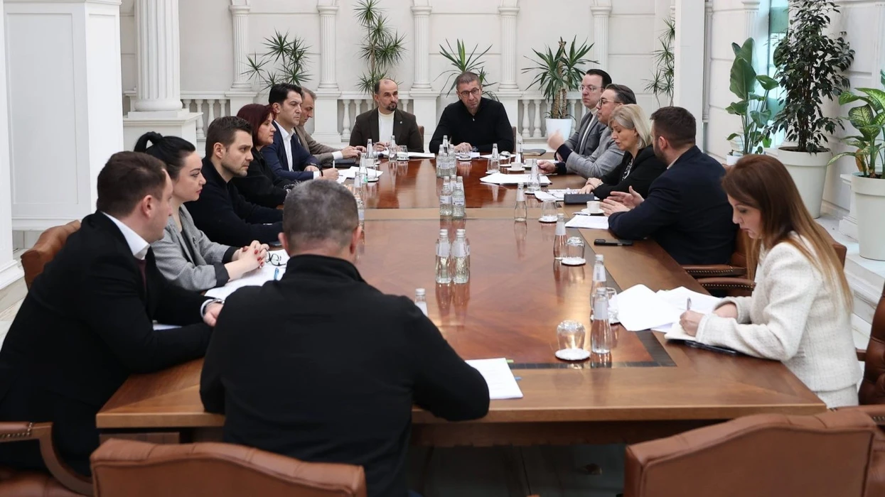 Mickoski mbledh kabinetin qeveritar  Vazhdojnë përpjekjet për të përmbushur kriteret e BE së