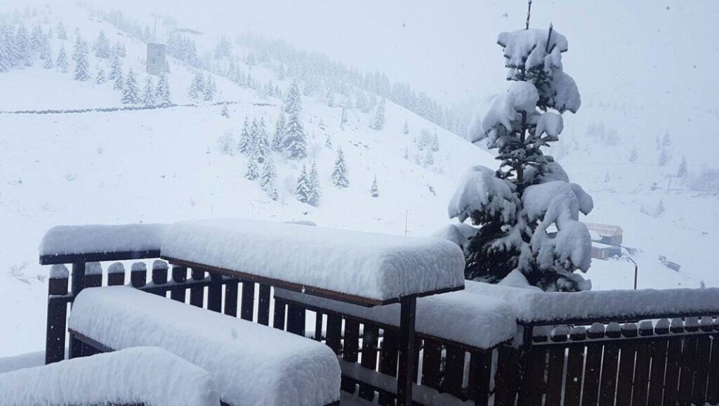 Në Kodër të Diellit kanë rënë 26 centimetra borë