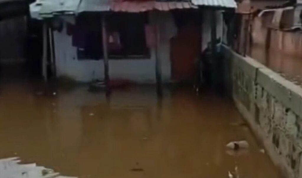 Përmbytje në disa shtëpi në lagjen e romëve në Kërçovë! QMK: Evakuohen banorët e rrugës “Prilepska”