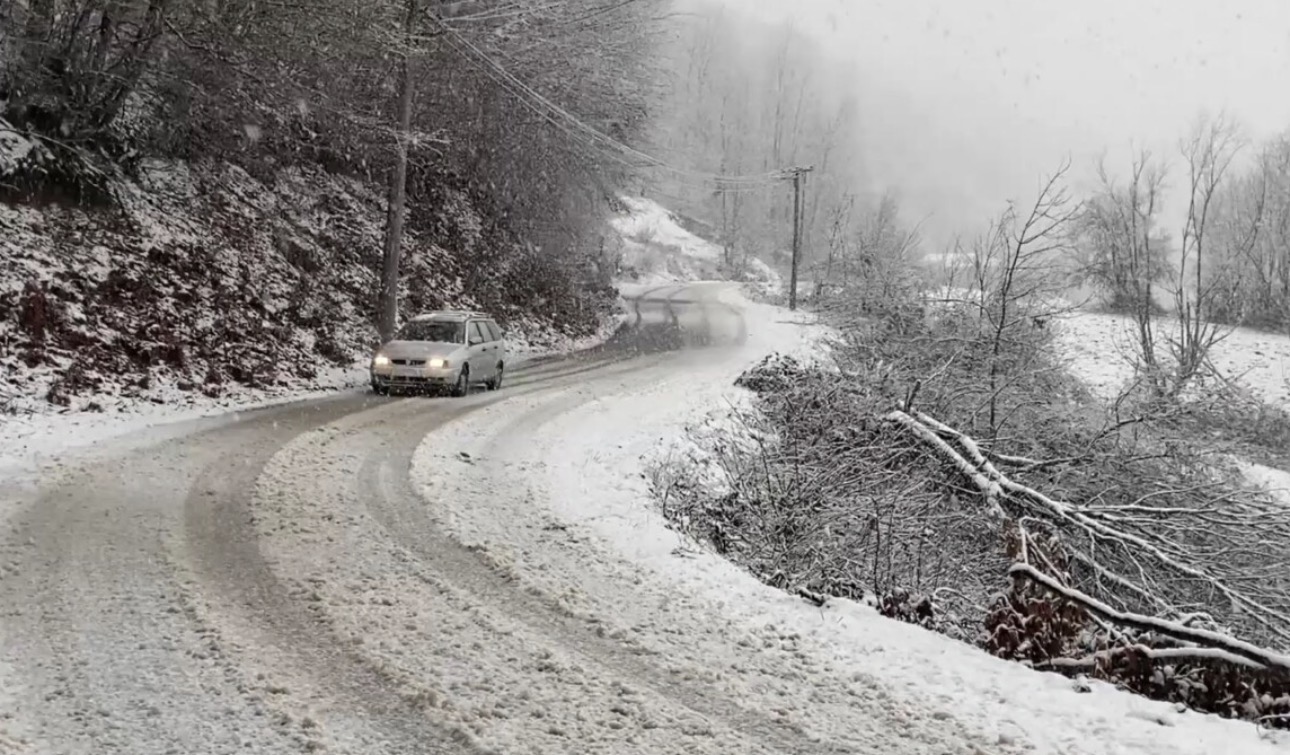 Reshjet e borës  Komuna e Tetovës  Rrugët janë të kalueshme