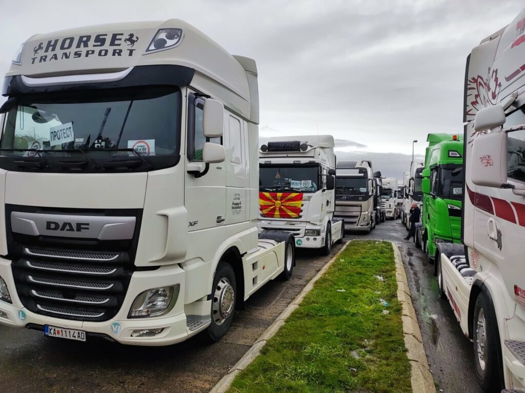 Dita e tretë e bllokadave në kufij! Në ndërprerje qarkullimi i mallrave, dëmet 100 milionë euro në ditë