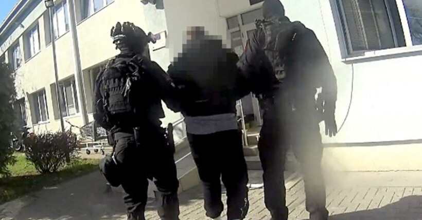 (VIDEO) Arrestohet në Tiranë i dyshuari për vrasjen e trefishtë në Kopanicë