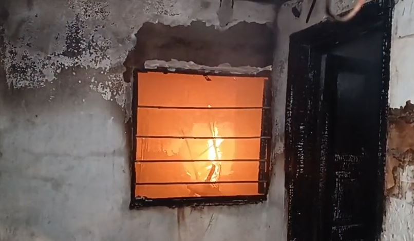 Zjarr i madh në tri objekte në Lushnjë  asfiksohet një 12 vjeçare