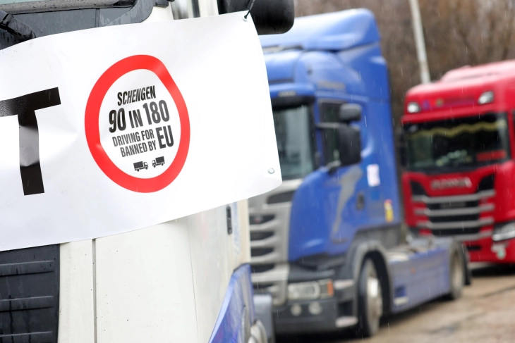 Komunikacioni ngarkues për të tretën ditë i bllokuar, nëse nuk ka zgjidhje do të ndalet edhe transporti ndërkombëtar i autobusëve