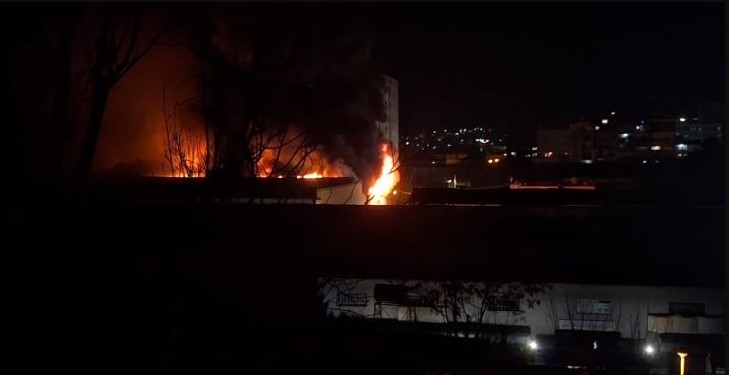 PAMJE/ Përfshihet nga flakët e zjarrit tregu i rrobave në lagjen “5 maji”