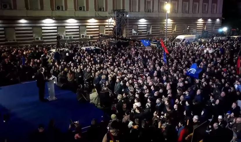 Protestë e opozitës para Kryeministrisë, policia bllokon disa rrugë në Tiranë: Thirrje qytetarëve të distancohen nga aktet e paligjshme