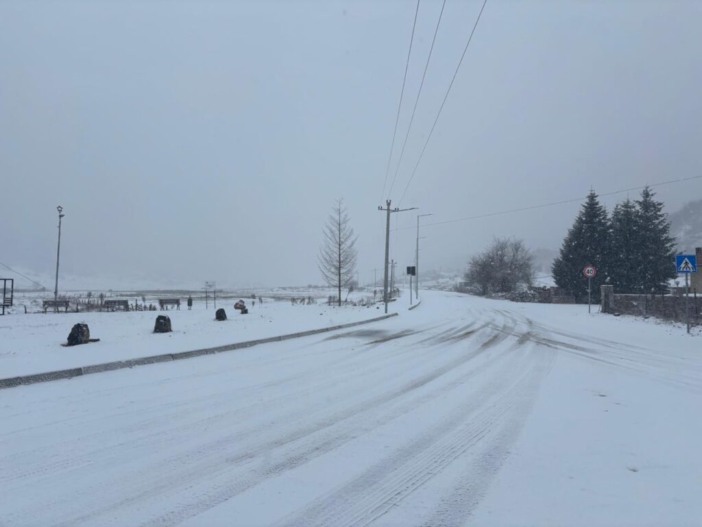 Reshje dëbore në Qafë Thanë, prezencë akulli në aksin që lidhet me Librazhdin! Ja si paraqitet situata në qarkullim