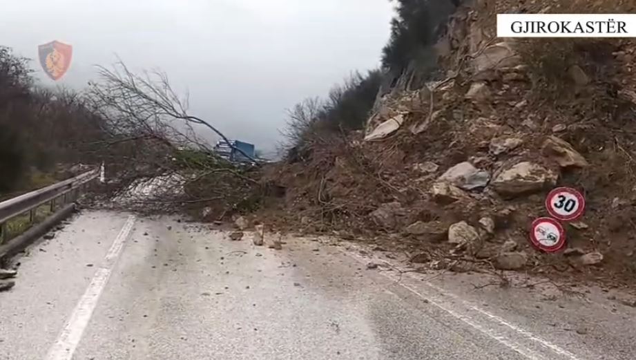 Rrëshqitje dheu e gurësh në aksin “Gjirokastër-Tepelenë”, Policia: Qarkullimi me një sens lëvizjeje