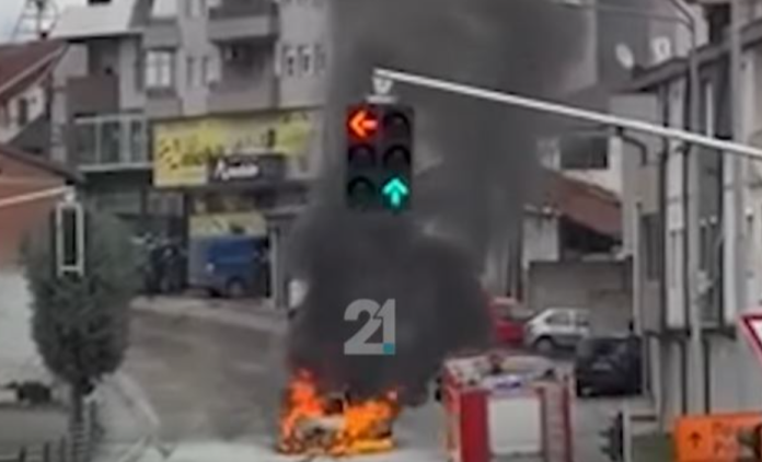 Njëra veturë u shkrumbua, tjetra u dëmtua! Policia me detaje rreth zjarrit në afërsi të Dyqangjikut