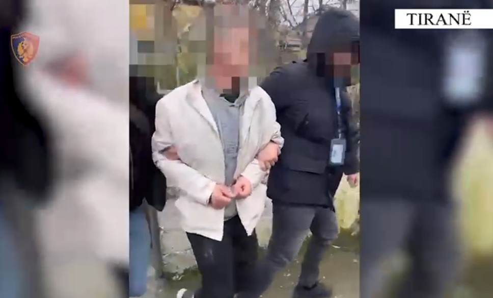 EMRI/ Arrestohet autori i grabitjes në supermarketin në Yzberisht! Momenti kur 40-vjeçari vihet në pranga