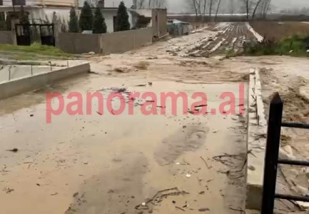 Situatë e rënduar nga përmbytjet në Pogradec, lumenjtë dalin nga shtrati, rrezikohen banesat