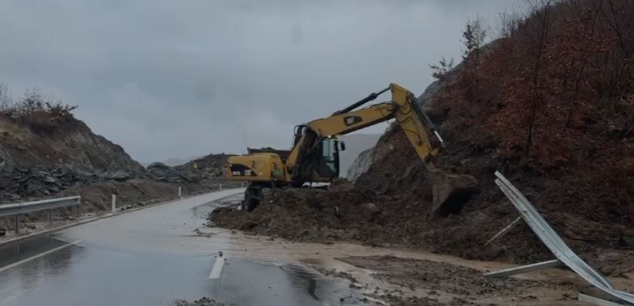 Thellohet skandali në rrugën 260 mln euroshe të Belinda Ballukut, bllokohet një korsi e aksit Qukës – Qafë Plloçë! Sërish shembje dherash brenda pak orësh