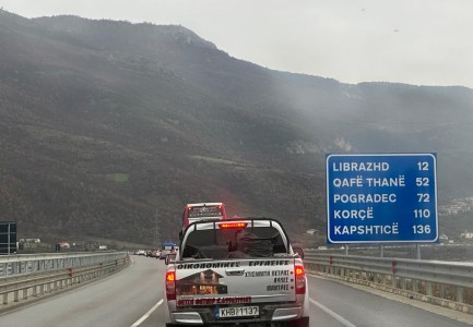 VIDEO/ Trafik i rënduar në aksin Elbasan-Librazhd-Prrenjas, automjetet lëvizin ngadalë për shkak të ngricave