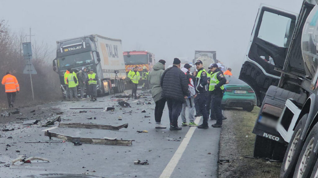 EMRAT/ Aksident tragjik në Rumani, dy shqiptarë mes viktimave të përplasjes së furgonit të tifozëve të PAOK-ut me një kamion
