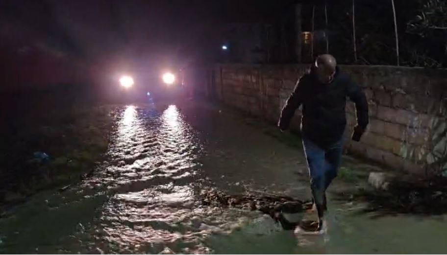 FOTO/ Situatë kritike në Fier, çahet argjinatura e Ferrasit, rrezikohet dhe jeta e banorëve! Kërkohet evakuimi me urgjencë, ujërat vërshojnë në fshat dhe…