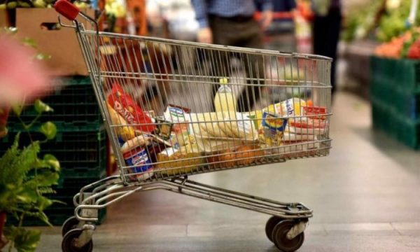 Pagat mezi mbulojnë shpenzimet bazë  Sindikata njofton për rritje të shportës së konsumit ndërsa Ministria e Ekonomisë thotë se s ka shtrenjtime 