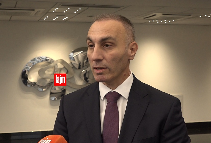 I arratisuri Artan Grubi ende figuron në ueb faqen e UT së si profesor pavarësisht se u shkarkua para një viti