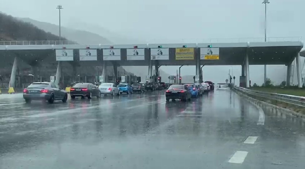 Moti i keq/ Aksidentet “seri” shkaktuan trafik në Rrugën e Kombit, fluks i lartë automjetesh në Kalimash