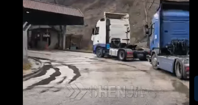 Vazhdon edhe sot bllokimi i qarkullimit të transportuesve të mallrave në pikat kufitare të RMV-së