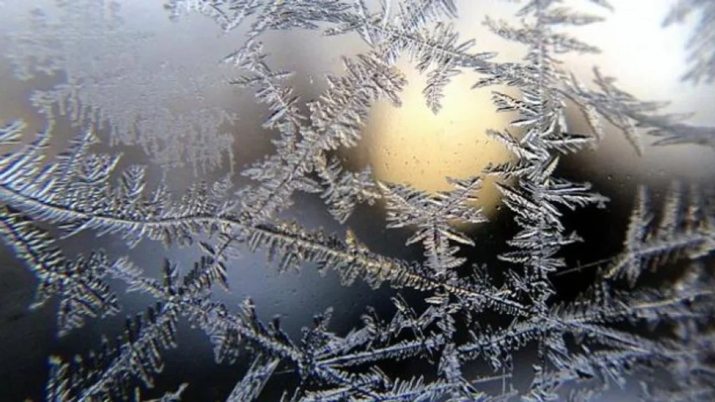 Mot me vranësira të ndryshueshme me reshje lokale të shiut dhe borës në pjesët malore