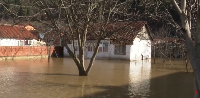  VIDEO  Mobilizim për të pastruar oborret e bodrumet e përmbytura