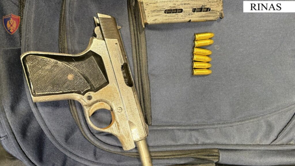 Trafik armësh nga Shqipëria në Itali, arrestohet në Rinas 30-vjeçari! Iu sekuestrua një pistoletë me municion luftarak