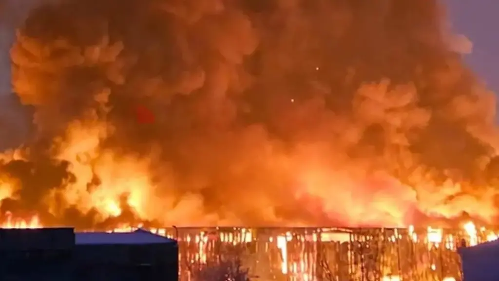 Zjarr i madh në një objekt në Gjakovë