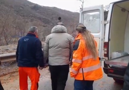 VIDEO/ Shembja e masivit të gurëve në aksin Librazhd-Qafë Thanë bllokon ambulancën, i sëmuri transportohet me barelë në këmbë
