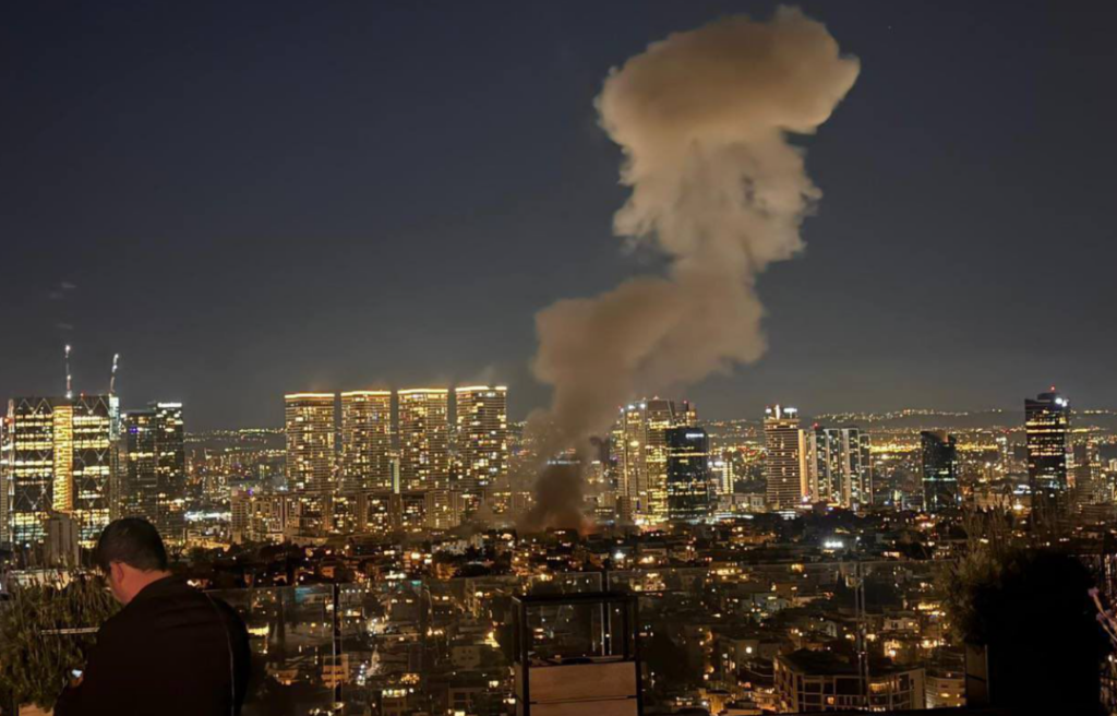 Raketa balistike godet Tel Avivin, shpërthime të shumta në hapësirën ajrore mbi Doha