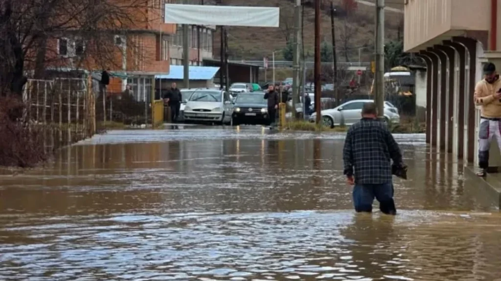 Përmbyten disa vendbanime në Komunën e Sarajit, Elmazi: Ekipet janë në terren