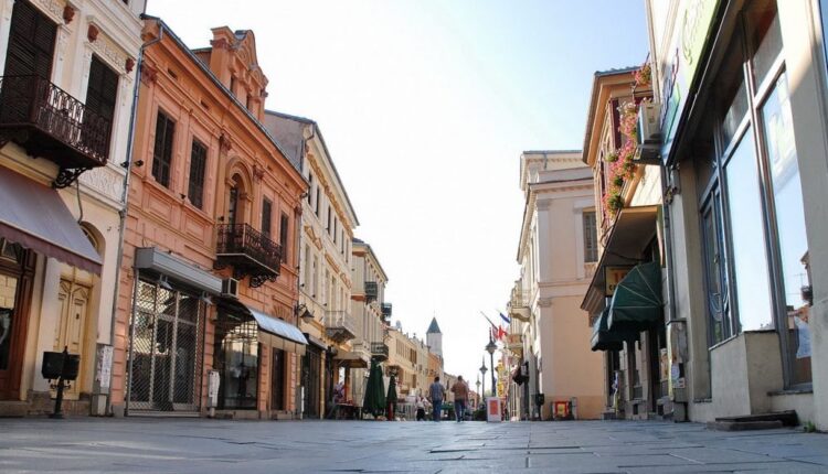 Ironi dhe revoltë në Manastir  Qytetarët kthejnë mbrapsht dëmshpërblimin e tërmetit  morën vetëm 12 euro pas 4 vitesh pritje