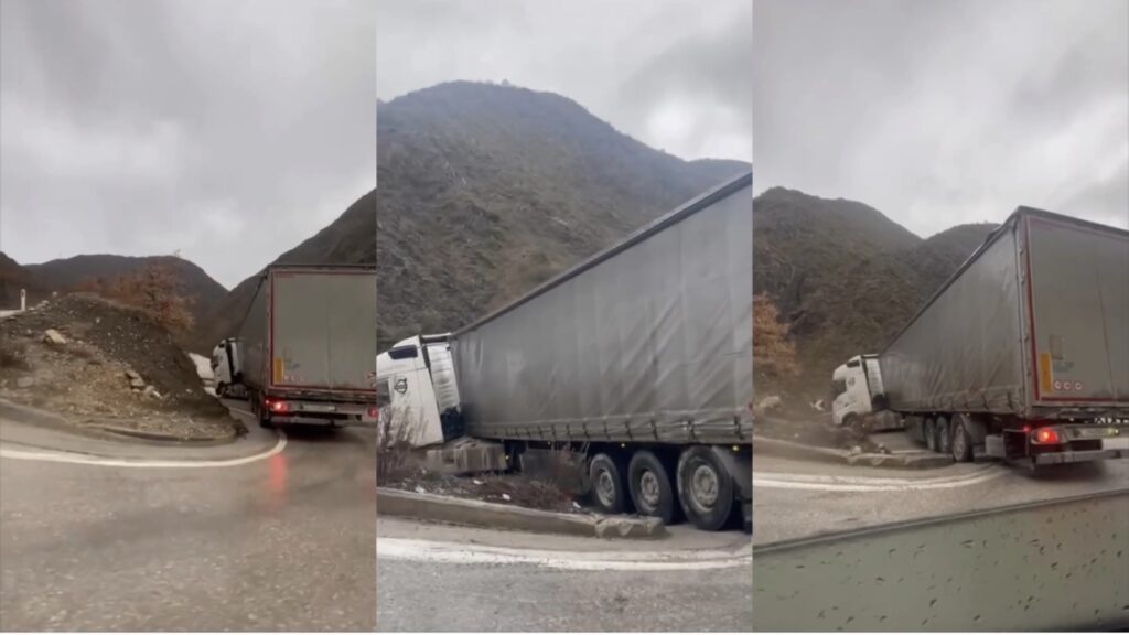 Bllokimi i aksit Librazhd-Prrenjas, probleme me qarkullimin edhe në rrugën alternative! Tre trajlera ngecin në Moglicë