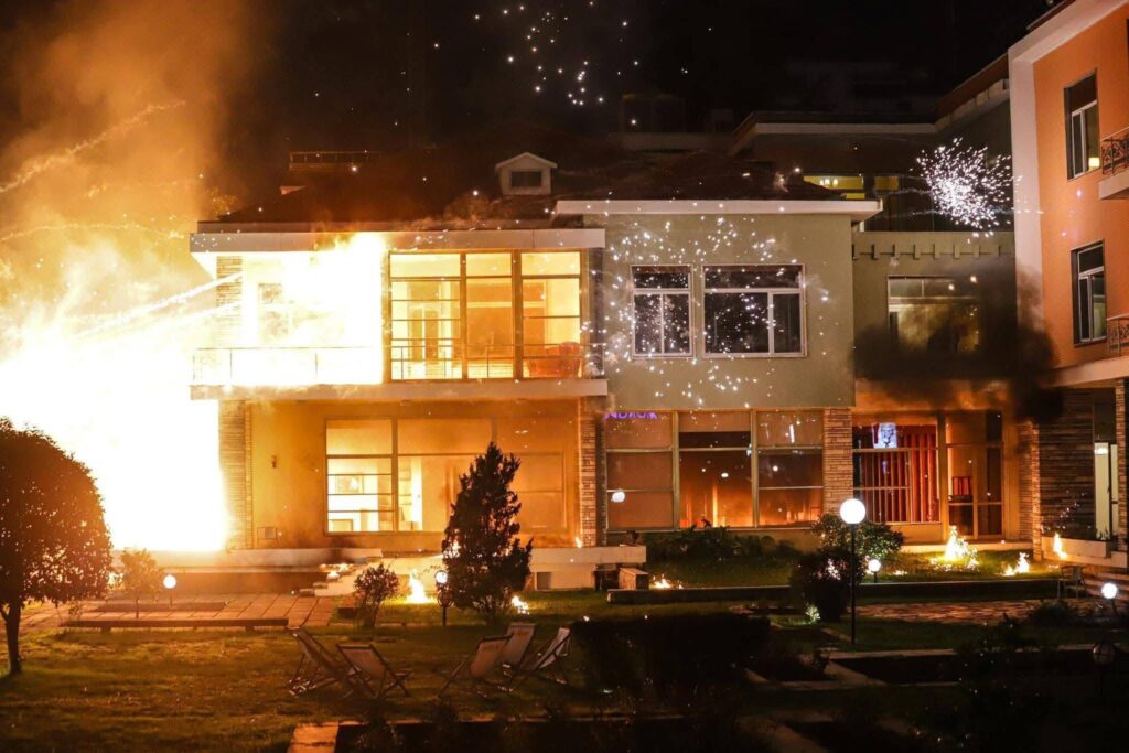 Opozita në Shqipëri i vë flakën ish vilës së Enver Hoxhës