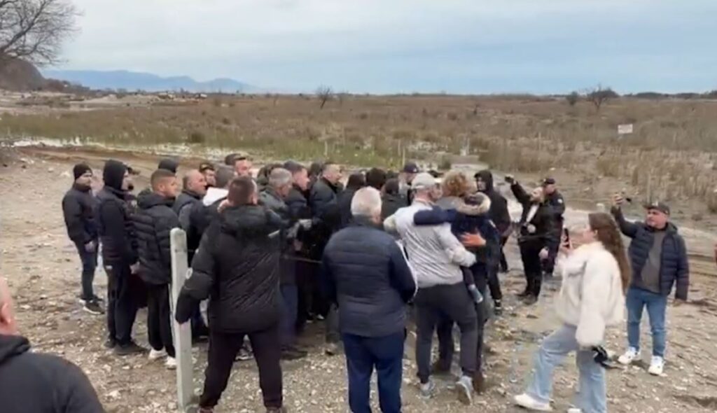 “Do vdesim këtu për tokat e gjyshërve”- Banorët e Rrjollit sërish në protestë për ndërtimin e resortit, përplasen me policinë dhe bllokojnë punimet