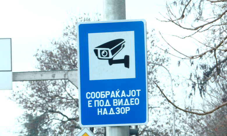 Tabelat paralajmëruese të Safe City vetëm në maqedonisht, anashkalohet gjuha shqipe dhe ajo angleze