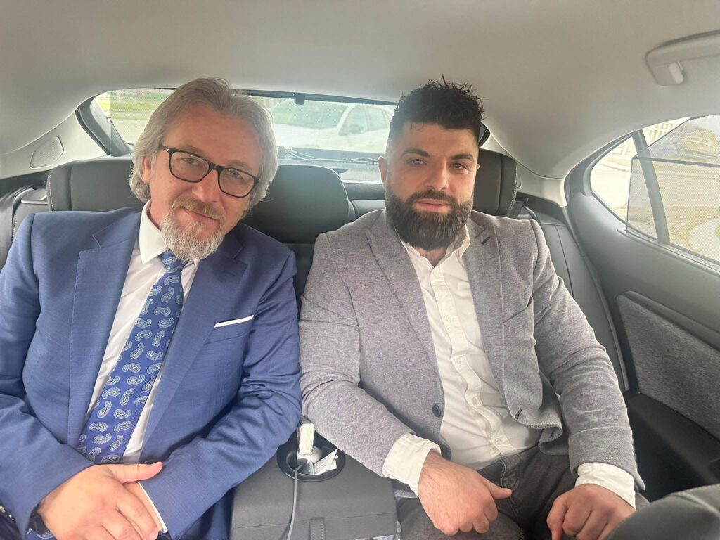 Asani publikon foto me Limanin dhe lë mesazhin që “flet” më shumë se fotografia