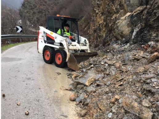 Përkeqësohet moti në Kukës, stuhi shiu në qytet dhe borë në malësi! Rrëshqitje dherash e gurësh në rrugën Dushaj-Lekbibaj, raportohet se…