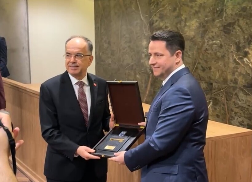 Presidenti Begaj në Gostivar, nderohet me “Çelësin e Komunës” nga Limani