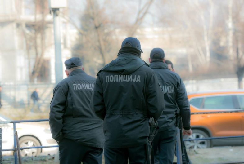 Në vend që të jetë në qeli burgu, inspektori i dënuar punon aktivisht dhe merr pagë nga MPB