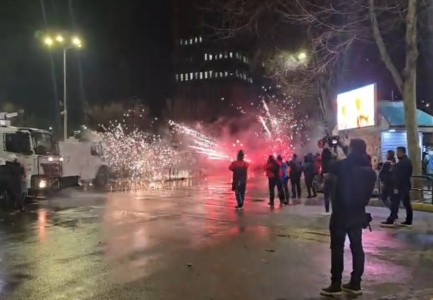 VIDEO/ Protestuesit hedhin fishekzjarre në drejtim të policisë, forcat e rendit i kundërpërgjigjen me ujë me piper
