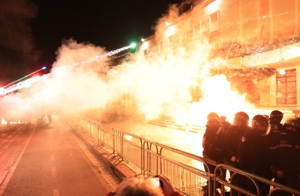Protesta e opozitës, 52 të shoqëruar nga Policia e Tiranës! 17 persona të arrestuar dhe 35 nën hetim