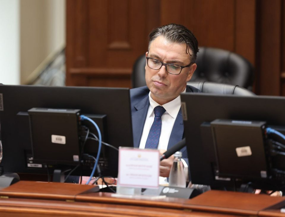 Shtyhet mbledhja e grupit punues për reformat zgjedhore, materialet nuk ishin përkthyer në shqip