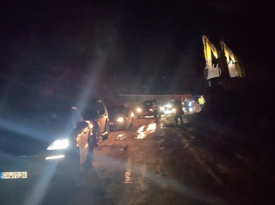 Hapet rruga Librazhd–Prrenjas pas 7 orësh bllokimi nga rrëshqitja e masivit shkëmbor