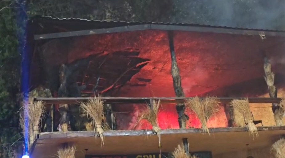 FOTO/ Përfshihet nga flakët një lokal në Vlorë, detajet e para