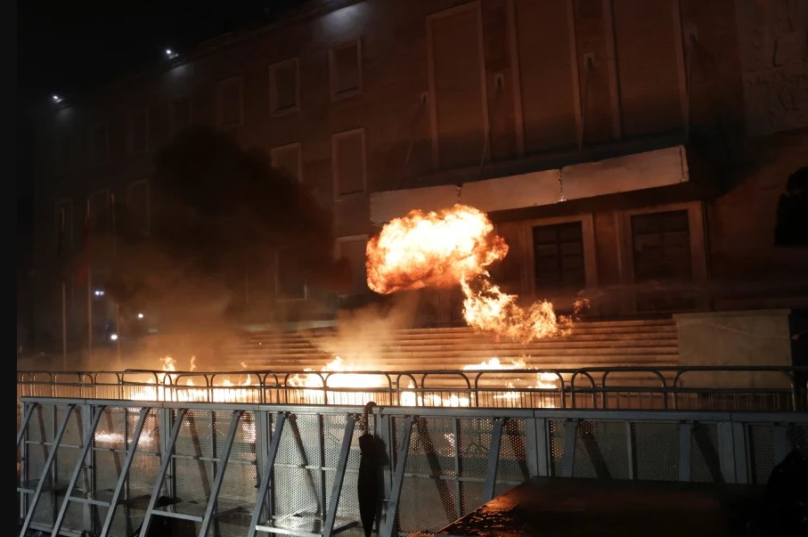Hodhën molotovë te protesta e opozitës, Gjykata e Tiranës cakton masat e sigurisë për 14 të arrestuarit